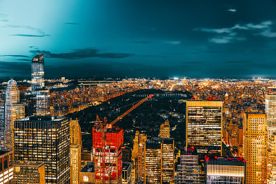从摩天大楼的观景台上看到的曼哈顿夜景。纽约。