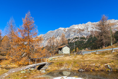 秋天山谷的美丽景色
