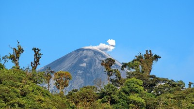 雷文多尔火山喷出的火山灰