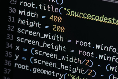 真正的Python代码开发屏幕。编程工作流抽象算法概念。放大后可见的Python代码行。