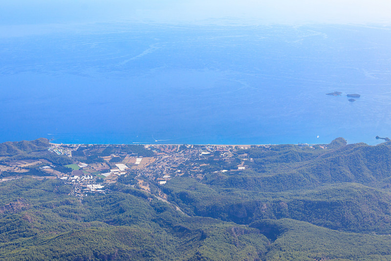 从土耳其安塔利亚省凯默尔附近的塔塔里山山顶俯瞰地中海沿岸的度假村