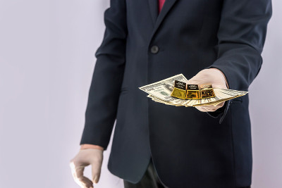 商人为了安全，把美元和金条放在医用手套里