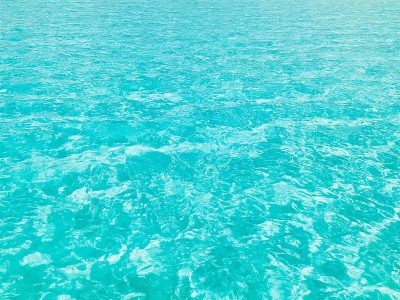 巴卡拉泻湖蔚蓝透明的海水