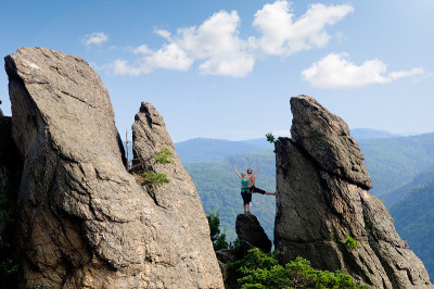 登山者向崎岖的高山问好