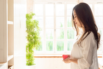 有吸引力的亚洲女人持有心的象征