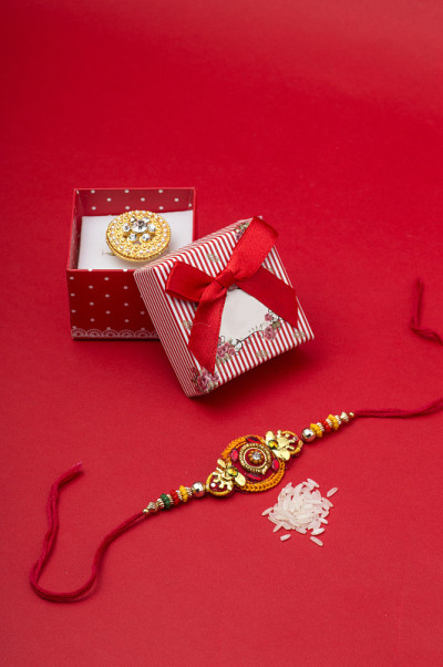 印度节日Raksha Bandhan的背景与优雅的Rakhi和礼物