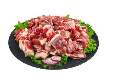 生剁碎的羊肉孤立在白色的背景
