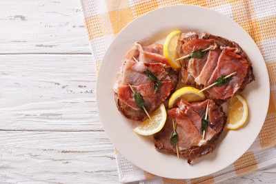牛肉Saltimbocca鼠尾草和火腿特写。水平的俯视图