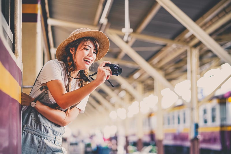 女游客旅游城市街道，旅行背包探险户外乘火车。