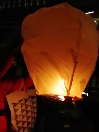 灯笼在夜里亮着。