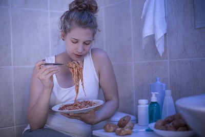 女孩吃意大利面