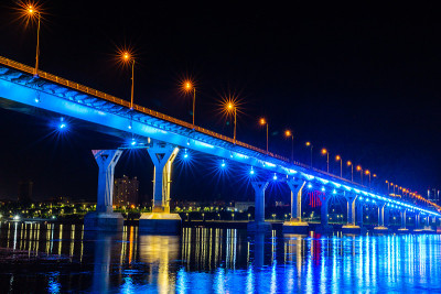 灯火通明的大桥和夜晚的城市