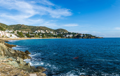 全景俯瞰美丽的海滩l'Almadrava在罗萨斯海湾，地中海，科斯塔布拉瓦，加泰罗尼亚，西班牙