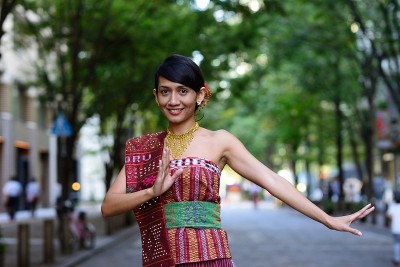 穿着印尼服装的女人