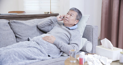 一位亚洲老人发烧了