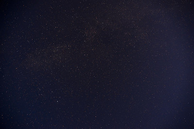 漆黑的夜空里繁星满天