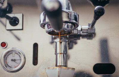 专业咖啡机在café制作浓缩咖啡
