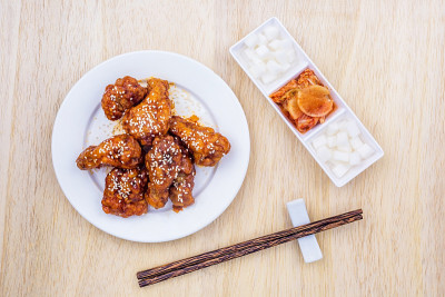 炸鸡配泡菜韩国食品