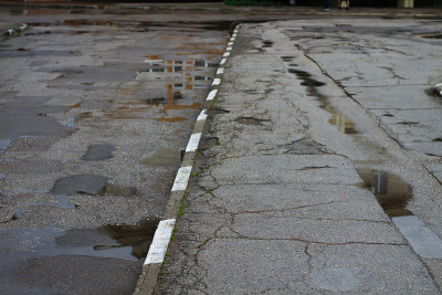 城市环境恶劣，道路破损