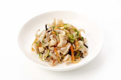 日本料理，紫鲷鱼，猪耳朵配梅子海带和蔬菜。