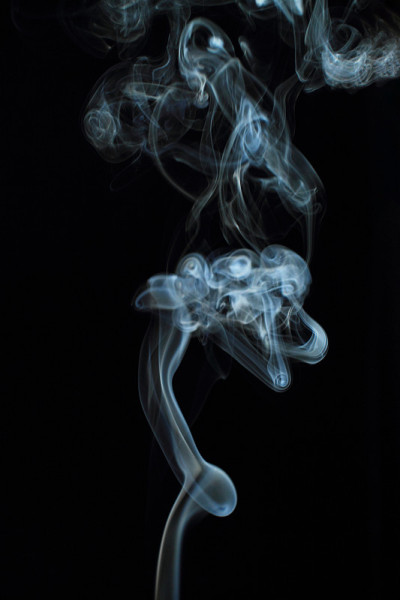 黑色背景上的白色烟雾纹理