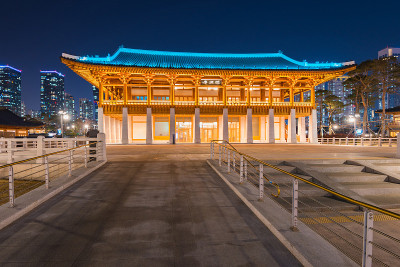 仁川，传统的韩国风格建筑在仁川的夜晚
