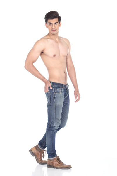 混血种族亚洲黑色头发，英俊的肌肉好看的男人在半裸