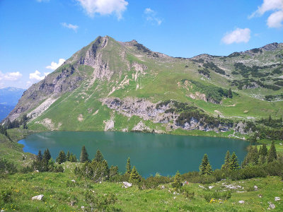 请看巴伐利亚阿尔卑斯山的一个高山湖泊