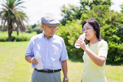 老夫妇在外面喝水