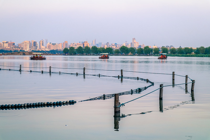 风景在西湖(西湖)，位于中国浙江杭州