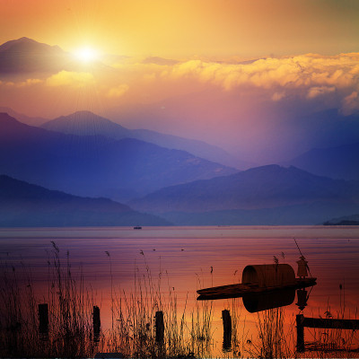美丽的山景日落