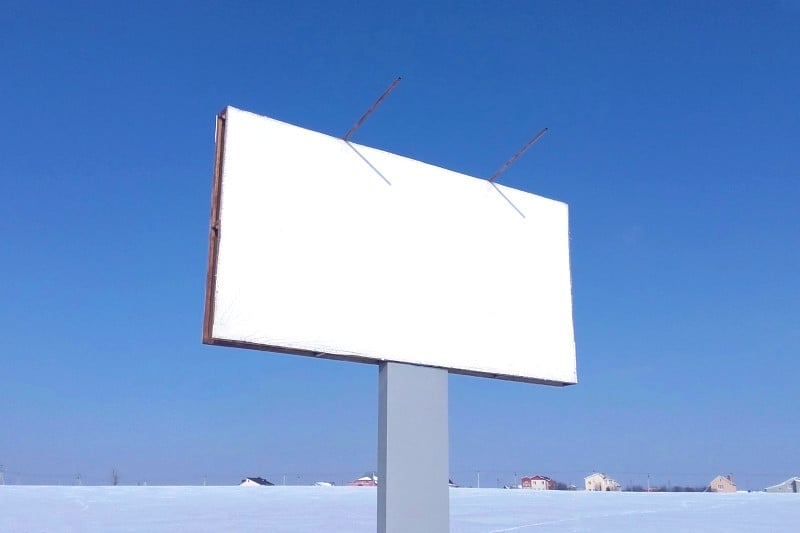 广告牌纯白色的天空背景在冬天