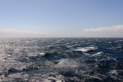 波涛汹涌的海面