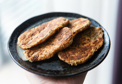 黑色陶瓷盘子上的香蕉燕麦煎饼