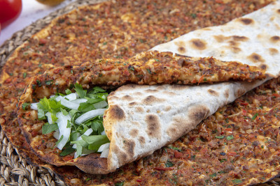 Lahmacun是土耳其的国菜。Lahmacun通常用蔬菜包裹，包括泡菜、番茄、辣椒、洋葱、生菜和烤