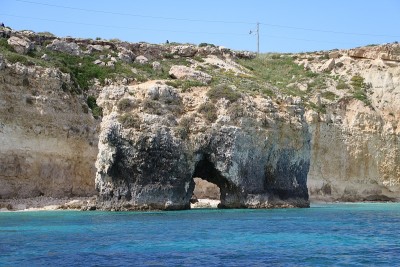 意大利西西里岛，从地中海眺望锡拉丘兹海岸的拱门