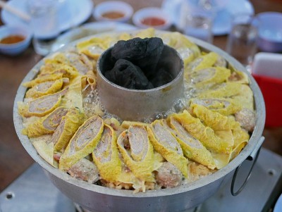 大型烹饪火锅，中间用热炭，原产于中国云南，经过泰国北部的改良，烹饪起来更美味。菜单叫做Suki Yu