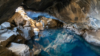 冰岛Myvatn湖附近的Grjotagja火山洞有着令人难以置信的蓝色和热水