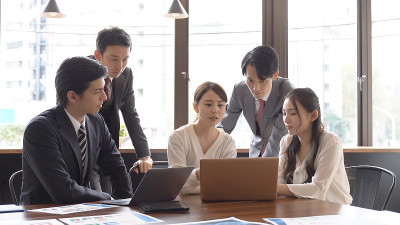 亚洲商务人士在办公室开会