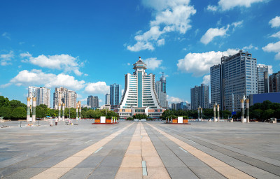 城市广场和现代摩天大楼，贵阳，中国。