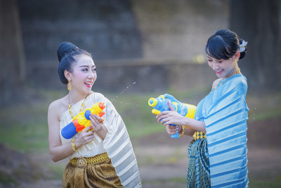 泰国女孩和老挝女孩在泼水节泼水