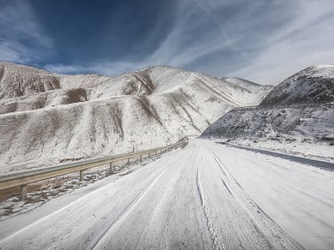 砾石路在干燥的土地上与雪山