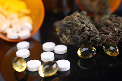 一堆健康药片