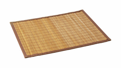 白色背景上的竹席子。从一个角度看