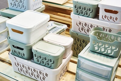 塑料家庭容器在商店