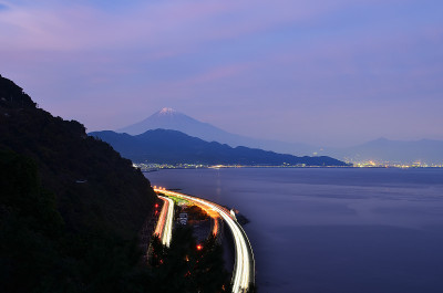 白雪覆盖的富士山和从静冈县的Satta Pass可以看到的夜景和神奇时刻的光影