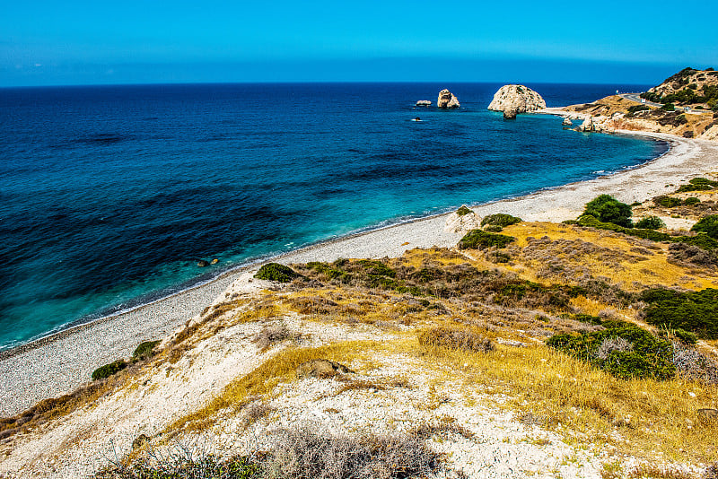 Petra tou Roumiou，阿芙罗狄蒂的岩石。塞浦路斯地中海的岩石海岸。