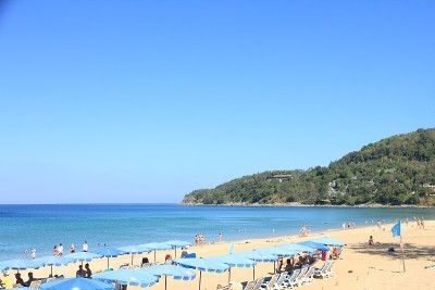 泰国普吉岛卡伦海滩的清晨场景