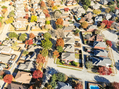 顶视图住宅区在达拉斯郊区与明亮的秋天颜色的树叶