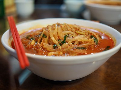 中式面条配蔬菜和海鲜，jjamppong
